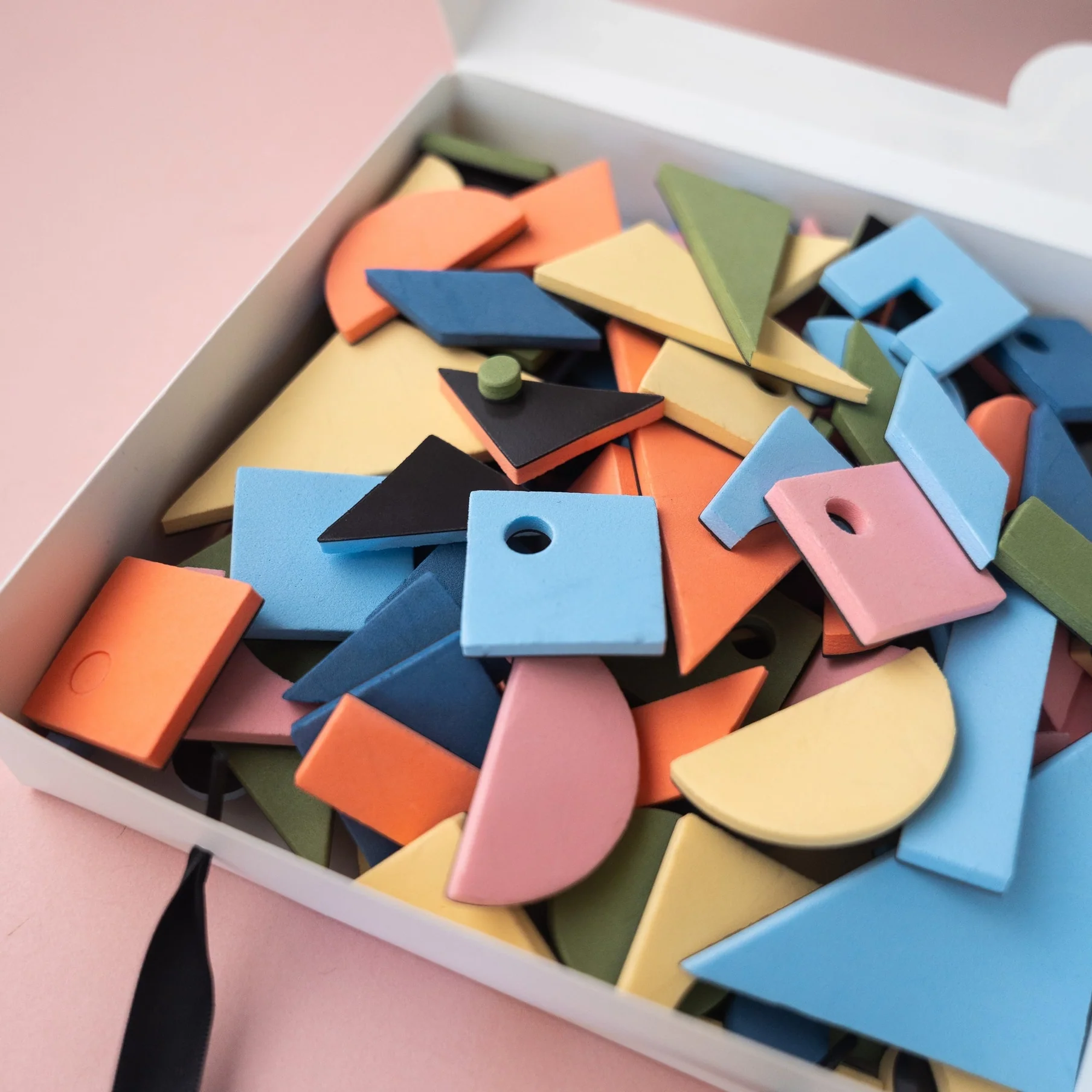 198-piece Magnetic Shapes Set - Image 3